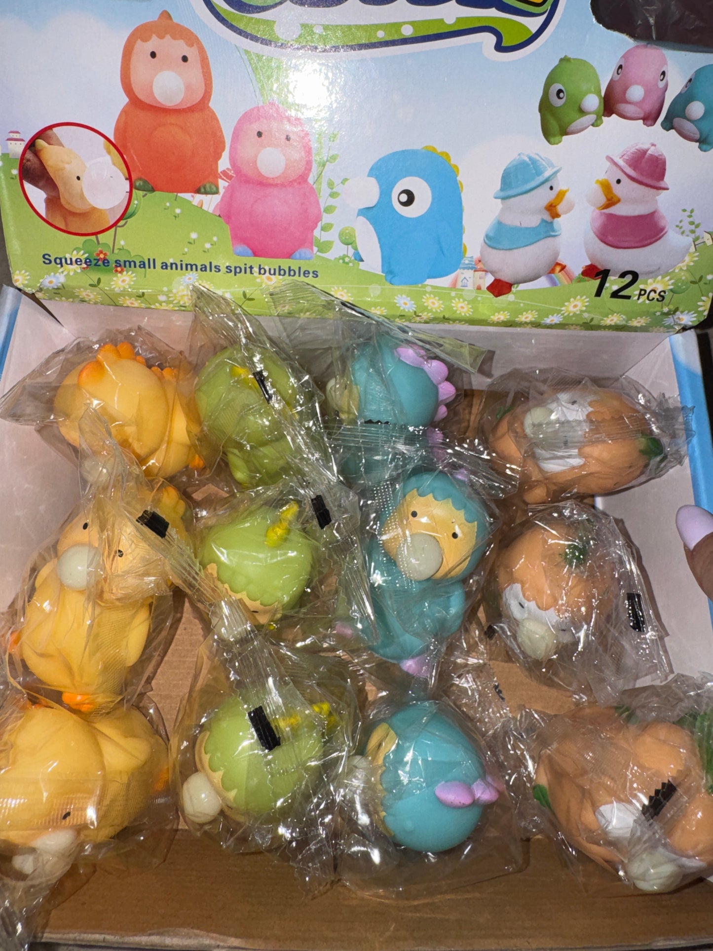 תינוק מחופש לדינוזאור מפריח בועה 👶🏼🦕