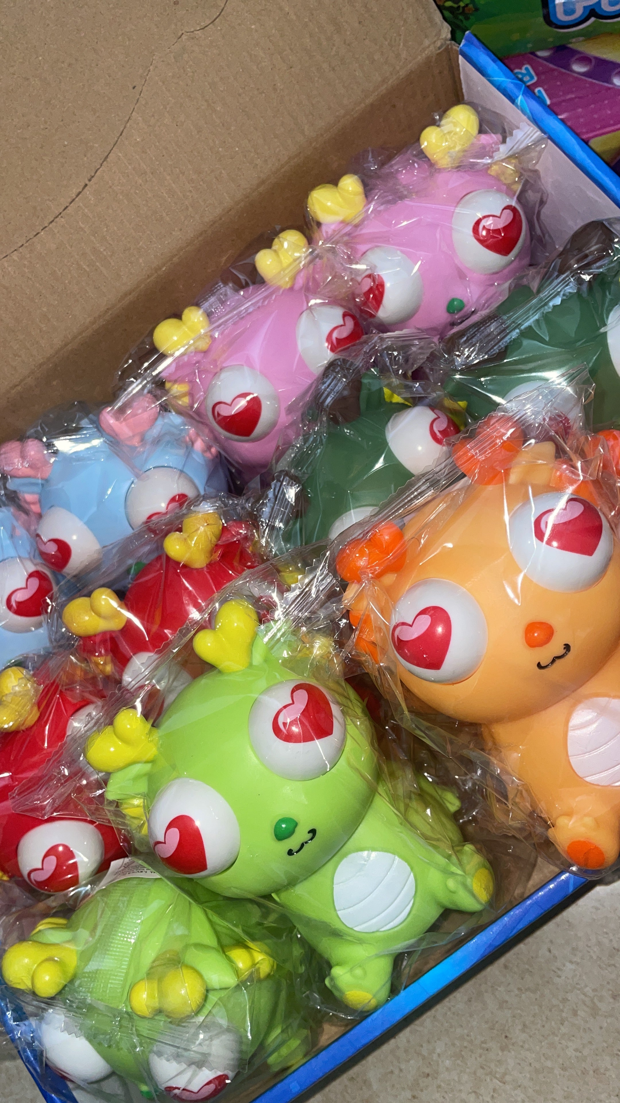 אקסולוטל ענק מוציא עיניים מדליק אורות